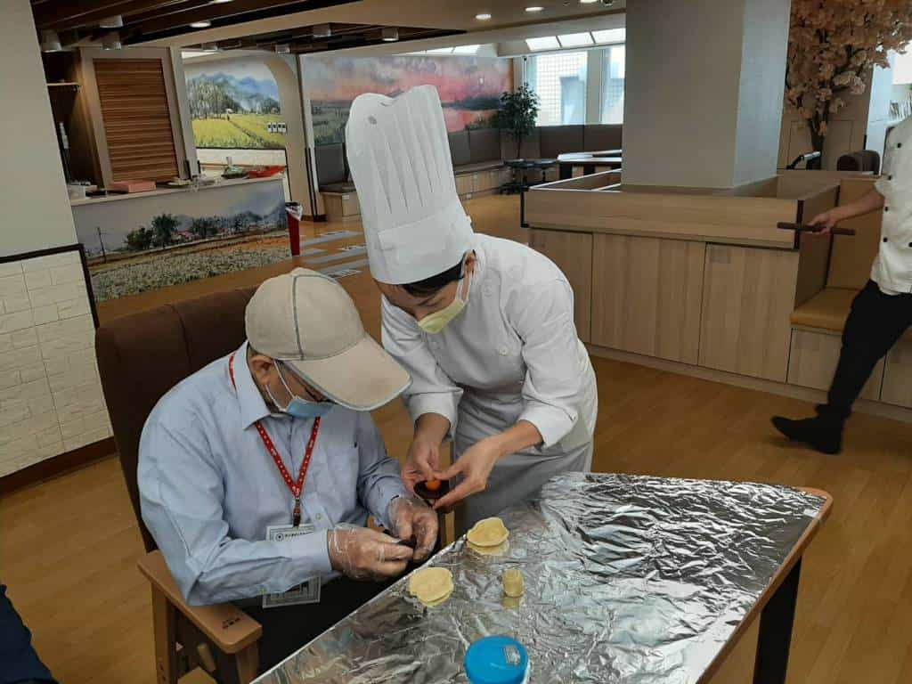 「跨時空感念秋節好味道」~陽大醫院攜手蘭技製作代表不同世代的月餅-月餅